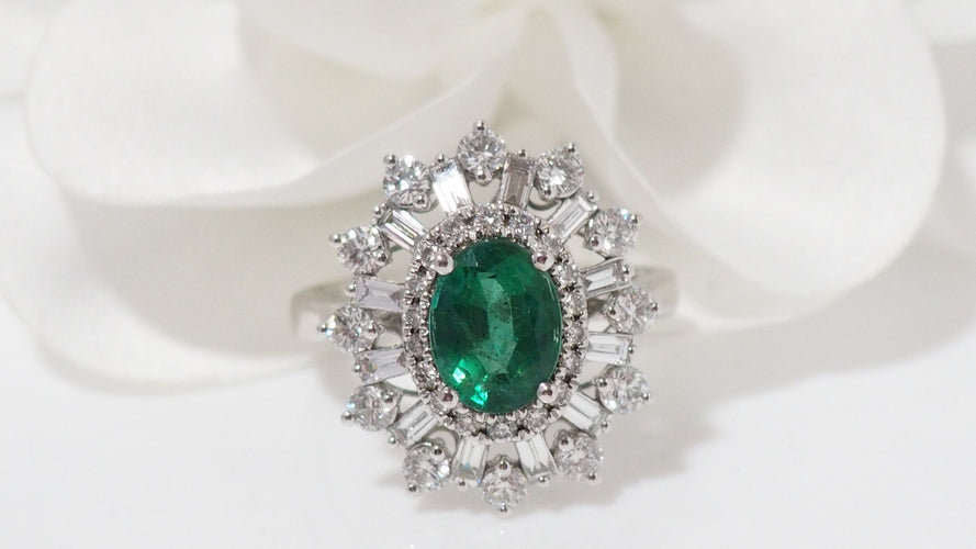 Bague 54 Bague entourage en or blanc, émeraude ovale et diamants 58 Facettes 31617