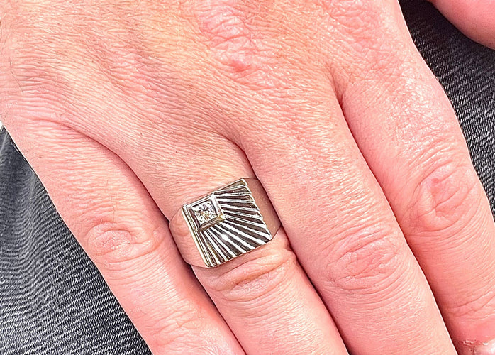 Bague Chevalière vintage Soleil Levant , or blanc et diamant 58 Facettes