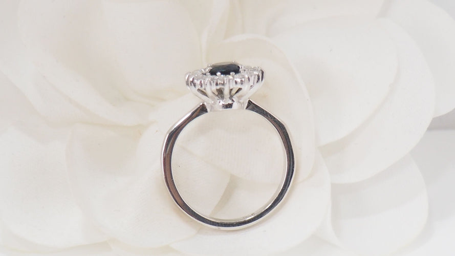 Bague 53.5 Bague marguerite en or blanc, saphir et diamants 58 Facettes F4949
