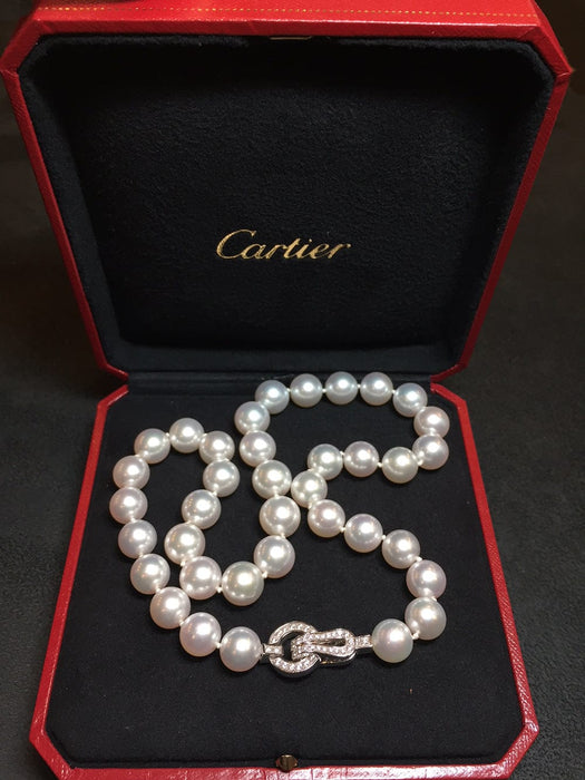 Collier Collier de perles Cartier collection "Agrafe", fermoir en or blanc et diamants. 58 Facettes 26958
