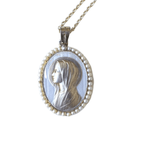 Collier Médaille religieuse sur chaîne Art Déco or blanc, nacre et perles 58 Facettes