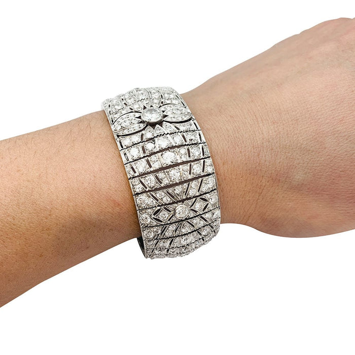 Bracelet Manchette Art Déco en platine et diamants. 58 Facettes 30206