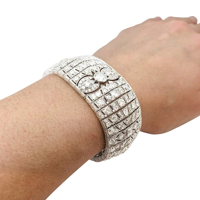 Bracelet Manchette Art Déco en platine et diamants. 58 Facettes 30206